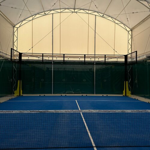 Campo da gioco del campo da padel coperto del Tennis Club Noventa di Piave, vista frontale con rete e copertura