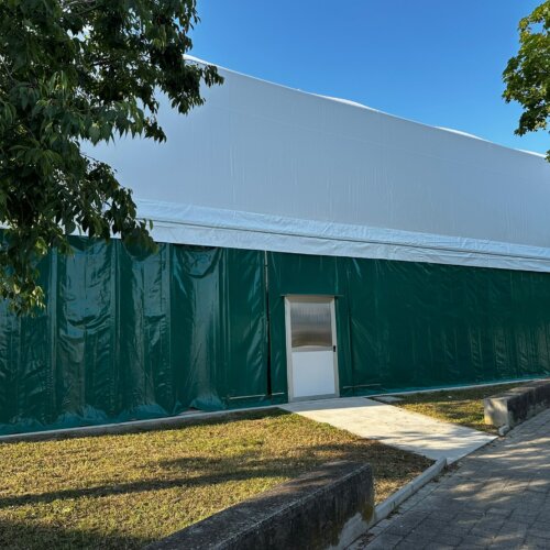 Ingresso del campo da padel coperto del Tennis Club Noventa di Piave, parete laterale con porta di accesso