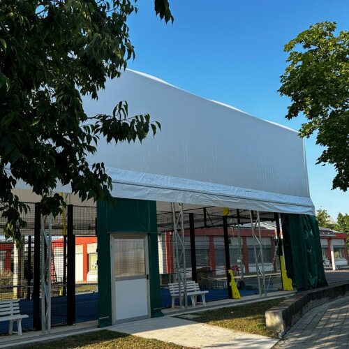 Ingresso e area di accesso interna al campo da padel coperto del Tennis Club Noventa di Piave, con panchine