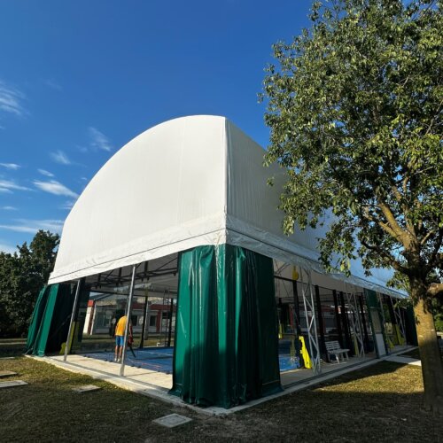 Campo da padel coperto del Tennis Club Noventa di Piave, struttura con copertura fissa e tamponamenti in PVC verde